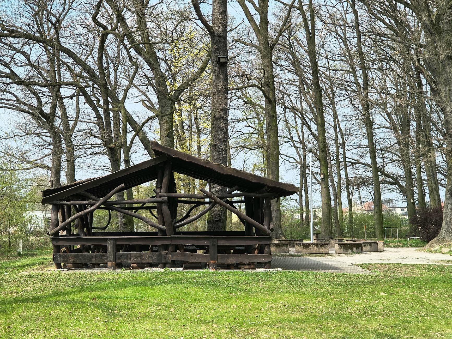 Budynek Urzędu Miasta Kędzierzyn-Koźle z tablicą informującą o naborze pracowników z wynagrodzeniem 7 tys. zł brutto.