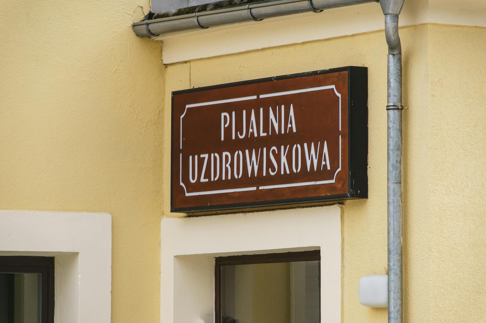 Ilustracja symbolizująca Kędzierzyn-Koźle, łącząca w sobie elementy życia społecznego i wyzwań związanych z bezpieczeństwem.